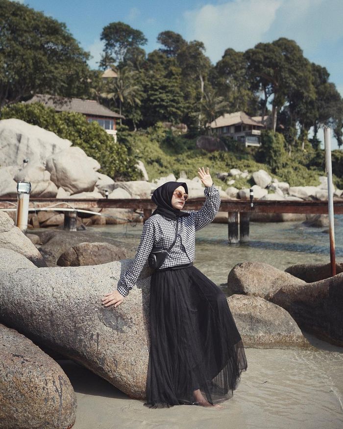 Helmi Nursifah tampak mengenakan kemeja dengan motif gingham berwarna monokrom