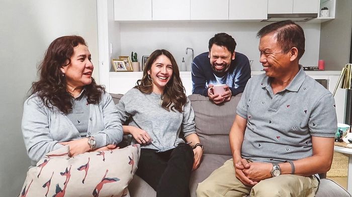 Acha Sinaga, Andy, dan kedua orang tua Acha.