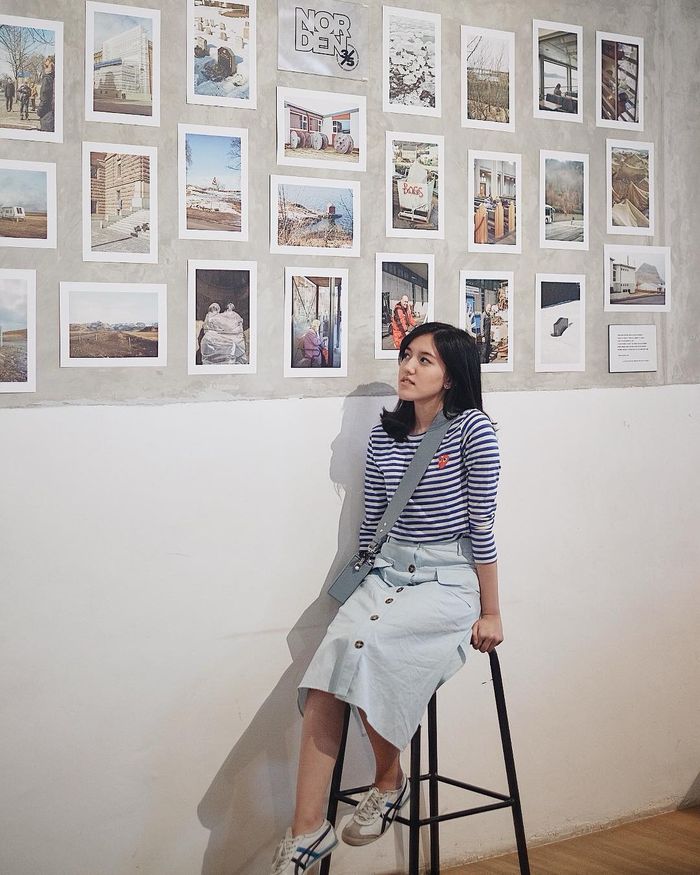  Ify Alyssa kali ini memakai long sleeve t-shirt dengan motif stripes yang ia padukan dengan button 