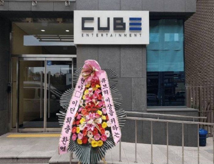 Karangan bunga di depan kantor Cube Entertainment.