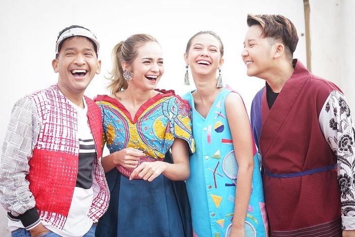 Yuki Kato tampil dengan busana colorfulnya.