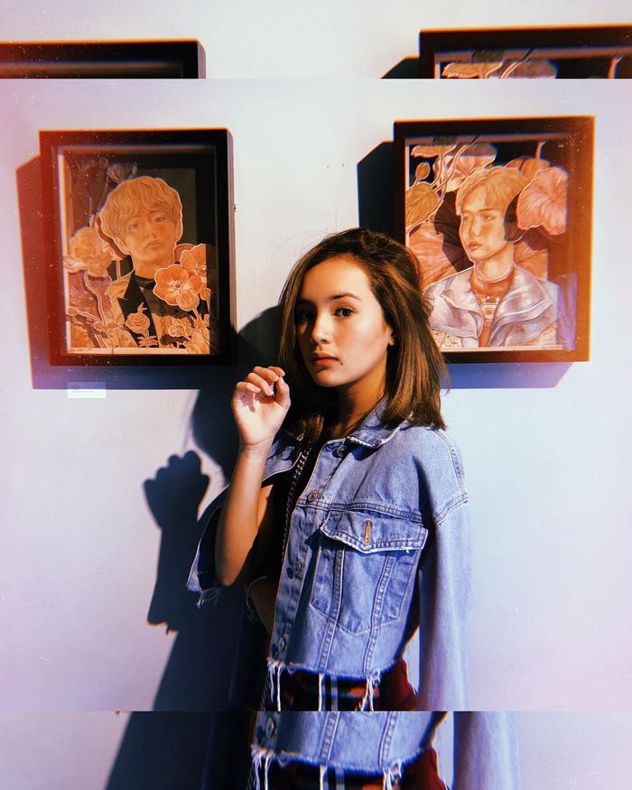Beby Tsabina mengenakan crop denim jacket beraksen fringe