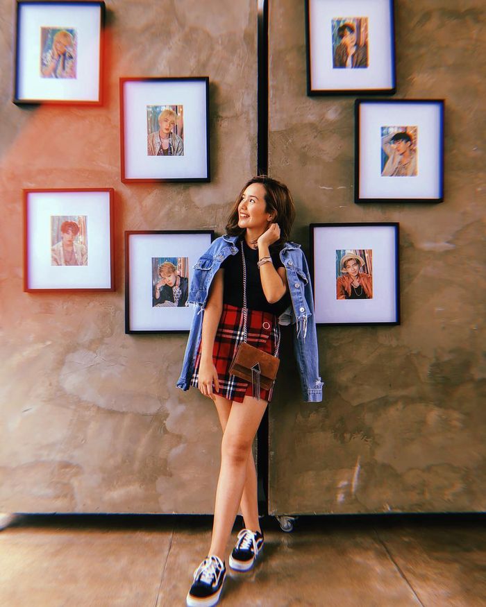 Beby Tsabina tampil feminin dengan t-shirt hitam yang dipadukan dengan mini skirt bermotif plaid war