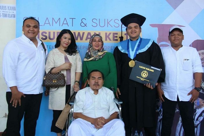 Mat Solar ketika hadir di ITS dalam rangka wisuda anaknya 