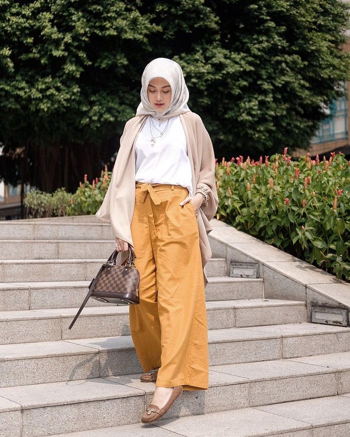 Indah Nada Puspita tampil feminin dengan outer warna beige yang dipadukan bersama dalaman warna puti