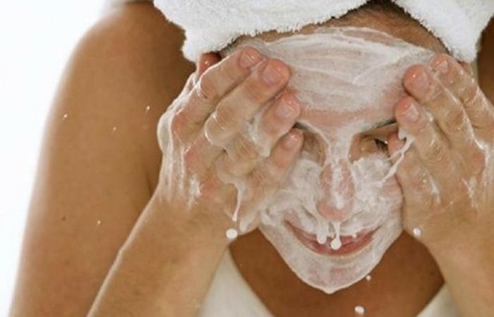 Atur frekuensi mencuci wajah