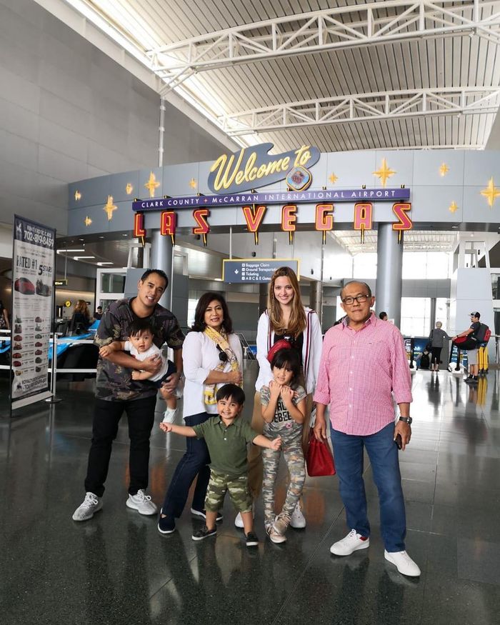 Keluarga Nia Ramadhani bersama sang Mertua, Aburizal Bakrie