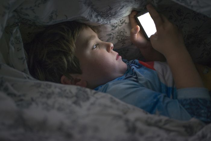 Bermain media sosial, menganggu jam tidur. Neuron paling terpengaruh oleh gelombang cahaya dari spektrum biru atau cahaya biru. Inilah jenis cahaya yang paling menonjol dalam lampu elektronik dari komputer dan smartphone.