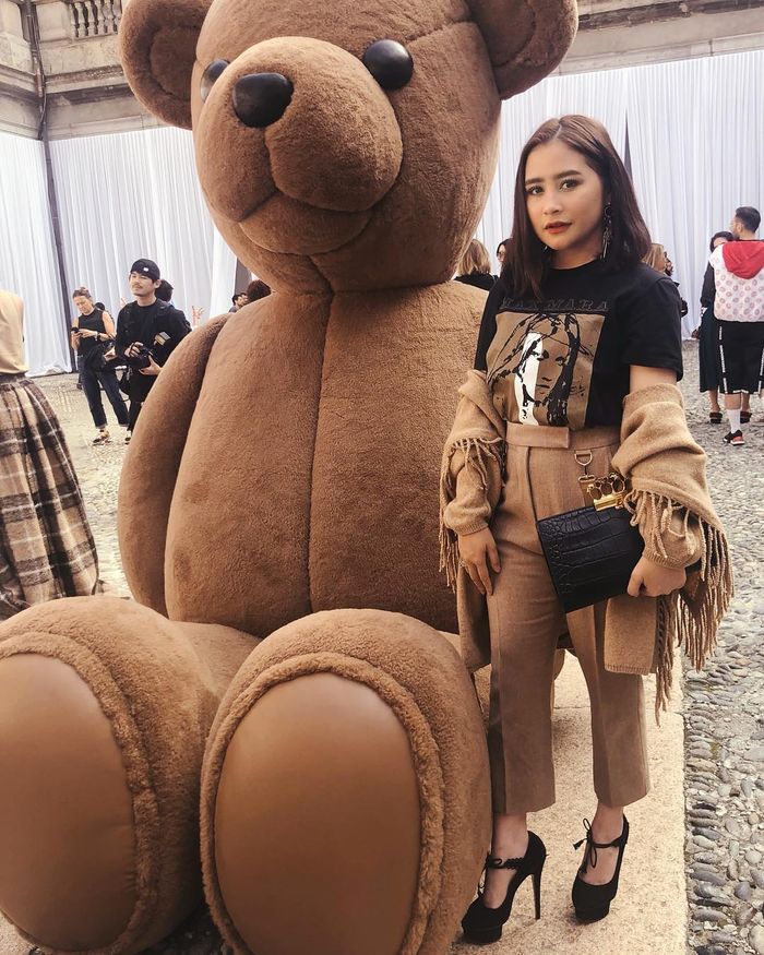 Padu padan t-shirt yang dikenakan Prilly di Millan Fashion Week