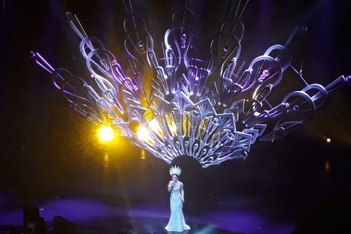Penyanyi Syahrini mengenakan headpiece yang disebutnya sebagai terbesar di dunia pada konser tunggalnya