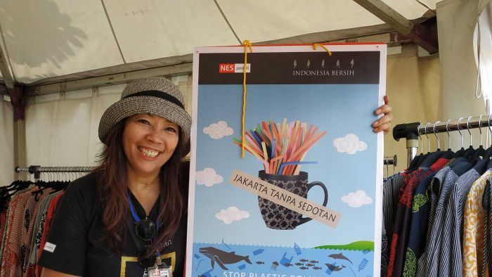 Fashion desainer NES, menggagas gerakan Jakarta Tanpa Sedotan.
