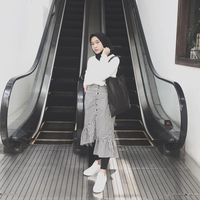 Listy Farlianti Arifa tampil unik dengan gingham skirt