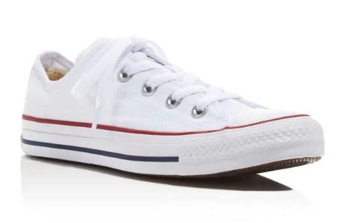 Sepatu putih berbahan kanvas
