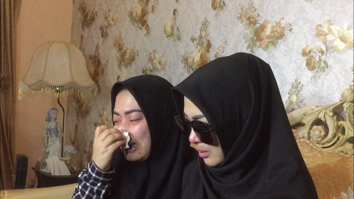 Syahrini tidak bisa bendung air matanya, seusai prosesi pemakaman sang kakak, Ridwan Zaelani.