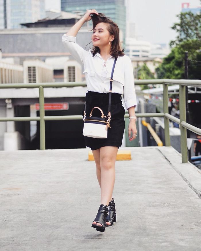 Prilly Latuconsina tampak bergaya feminin dengan putfit monokrom