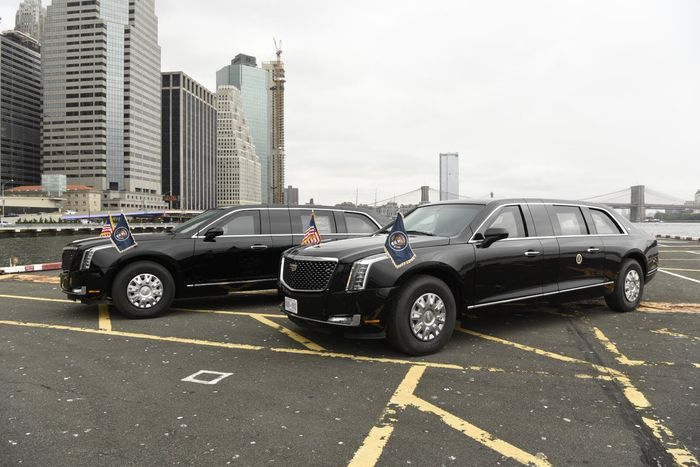 Dua dari 12 mobil yang diproduksi General Motors, pemenang tender mobil khusus Presiden AS