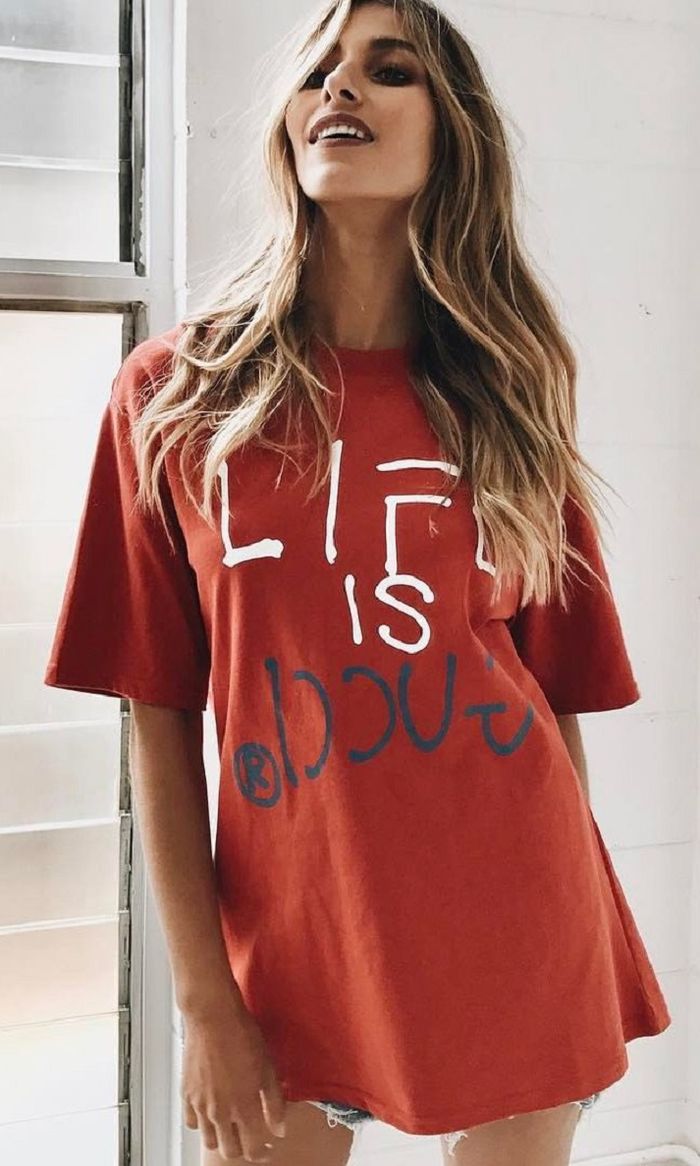 style Taurus dengan kaos printed letter merah