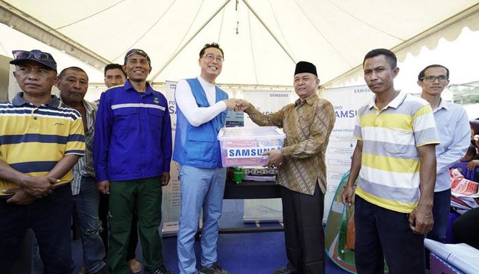 KangHyun Lee, Vice President Samsung Electronics Indonesia serahkan langsung sumbangan ke korban gempa di Lombok