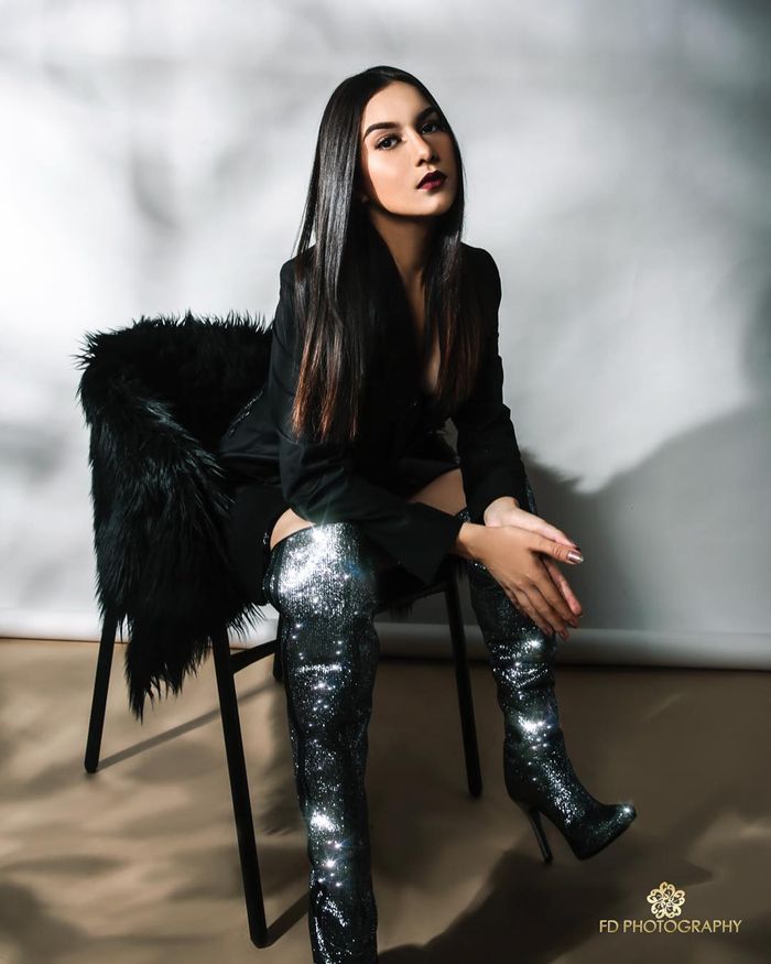 Irish Bella tampil stunning dengan pose fierce