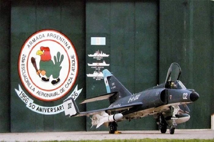  2a Escuadrilla Commando de Aviacion Naval Argentina. Tampak dibelakang siluet korban dari skuadron ini.