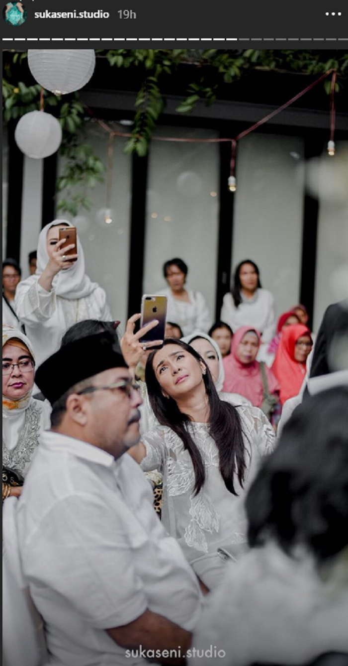 Maudy Koesnaedi tak kuasa menitikkan air mata di acara pernikahan anak Suti Karno