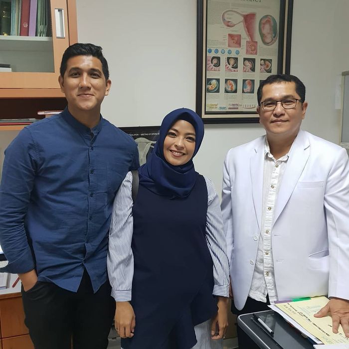 Tantri Kotak bersama suami dan dokter