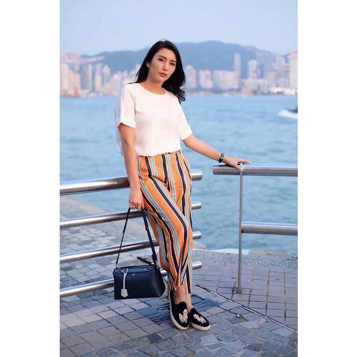 Tyas Mirasih padukan atasan putih dan celana kulot