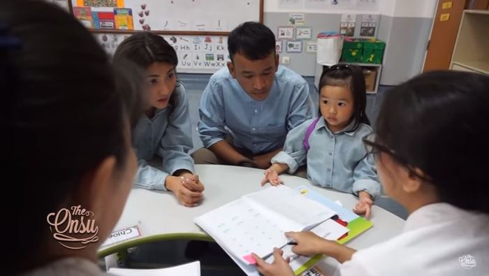 Sarwendah dan Ruben Onsu mengambil hasil rapor Thalia Putri Onsu