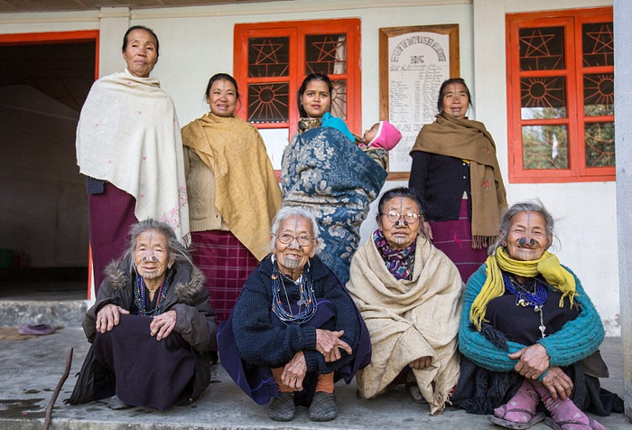 Berbeda generasi.