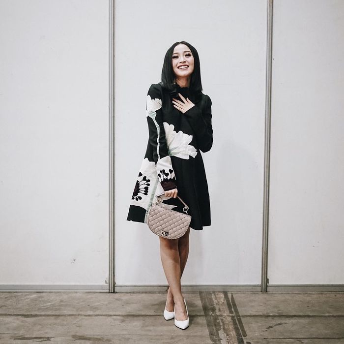 Rinni Wulandari mengenakan dress