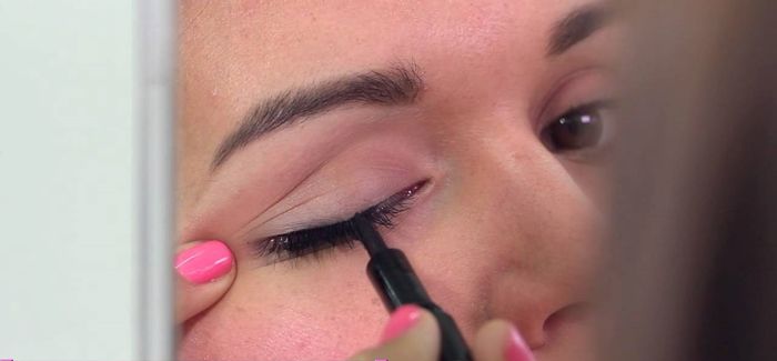 menarik mata saat memulas liquid eyeliner