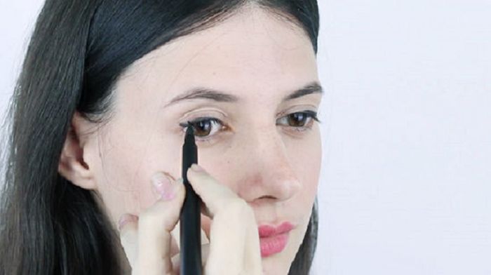 memakai pen liquid eyeliner