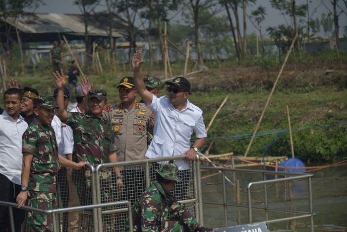 Ridwan kamil meninjau langsung kondisi Sungai Citarum (29/9/2018).