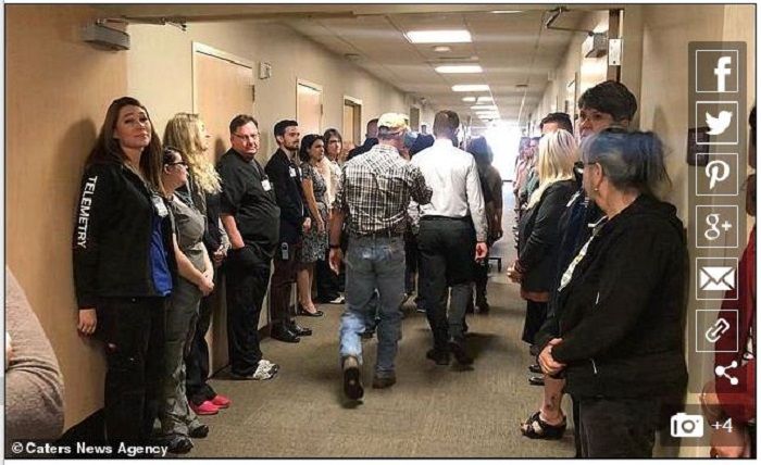 Para staf di Rumah Sakit St Luke Idaho Amerika Serikat tampak berurai air mata ketika jenazah pasien yang mendonorkan organnya melintas