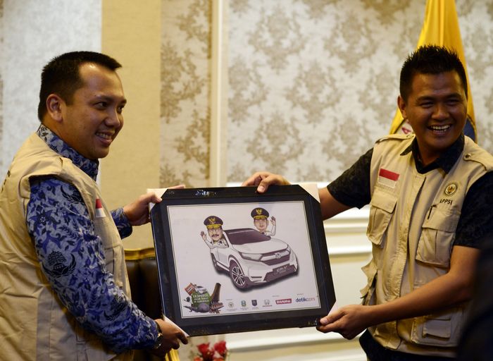 Penyerahan karikatur Honda CR-V kepada Gubernur Bandar Lampung 