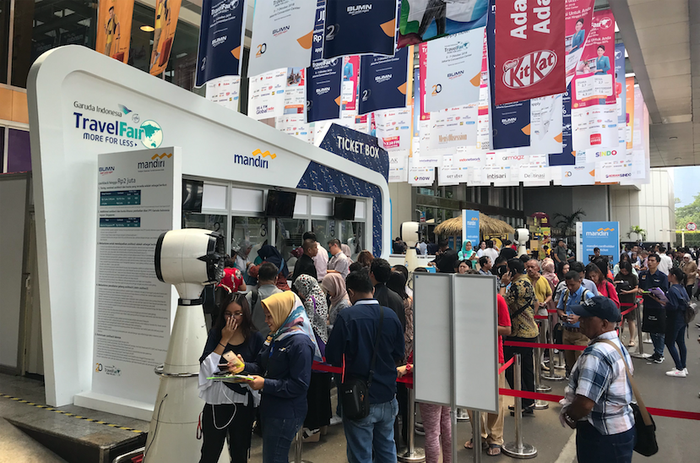 Antrean pembelian tiket pada hari pertama.