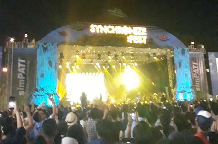 Steven &amp; Coconut Trezz dalam penampilannya diatas panggung Synchronize Fest 2018 di Gambir Expo Kemayoran, Jakarta Pusat, Jumat (5/10/2018)