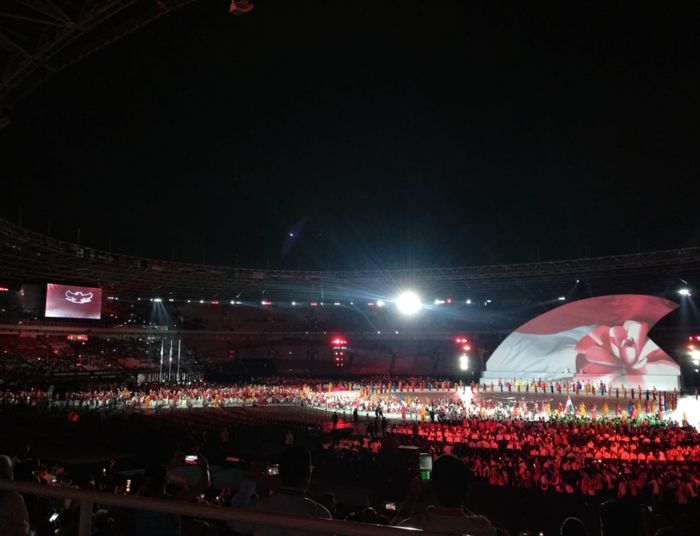 Kontingen Indonesia memasuki area panggung Opening Ceremony Asian Para Games di Gelora Bung Karno, Jakar