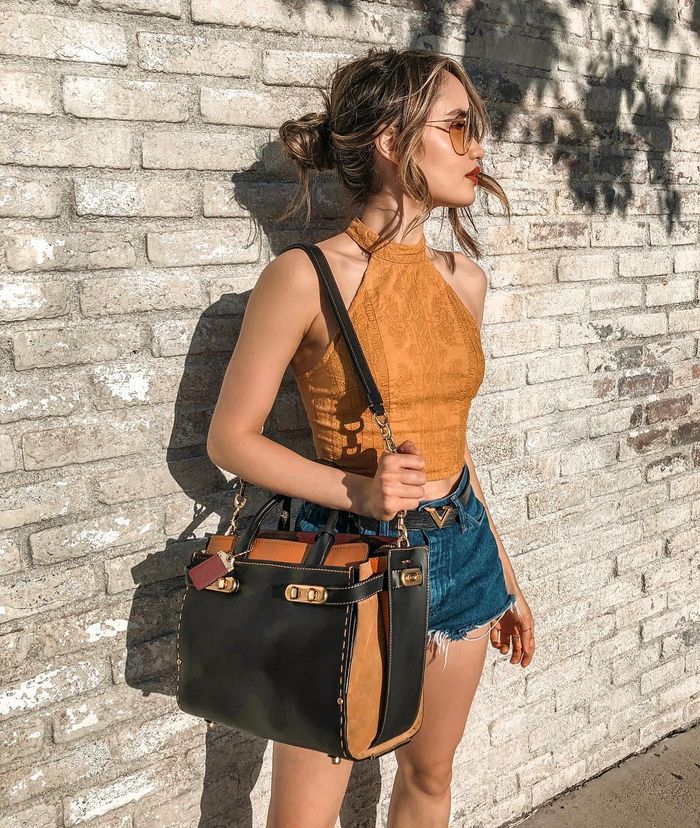 Style dengan crop top ala Cinta Laura