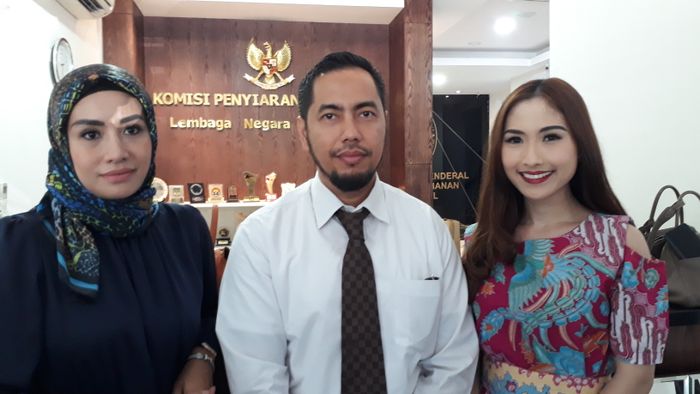 Shinta Bachir dan Puput Carolina didampingi Sunan Kalijaga sebagai kuasa hukum usai melaporkan di KPI, kawasan Juanda, Jakarta Pusat pada Senin (8/10/2018).