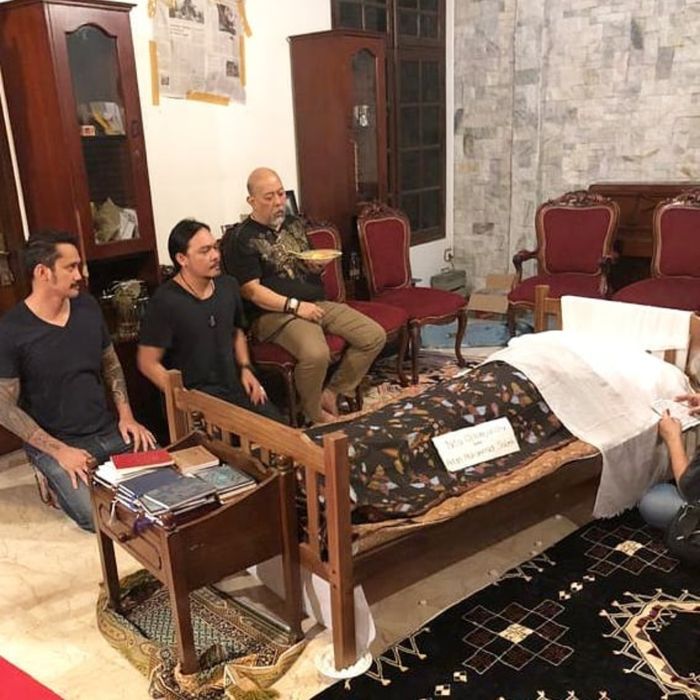 Unggahan Tora Sudiro yang menampilkan Indro Warkop saat memandang jenazah sang Istri, Nita Octobijan