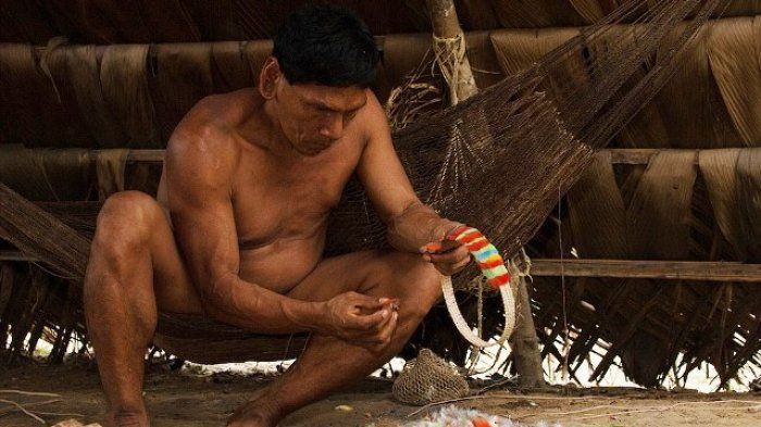 Suku Huaorani ahli dalam membuat topi,