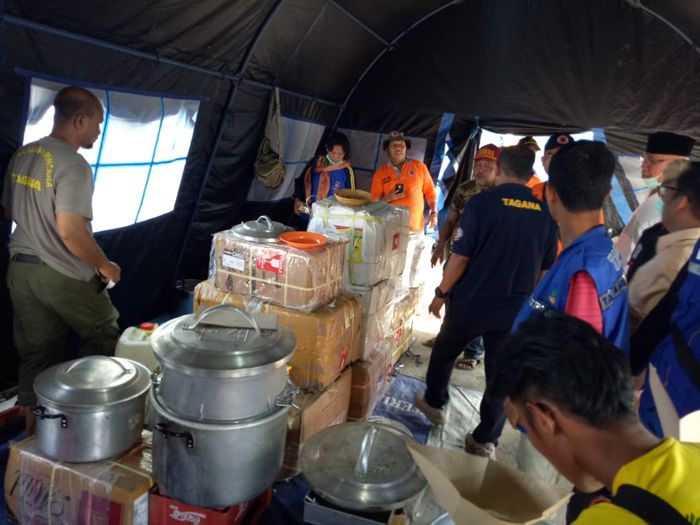 Rendang seberat satu ton dikemas dengan menggunakan dus dan panci besar