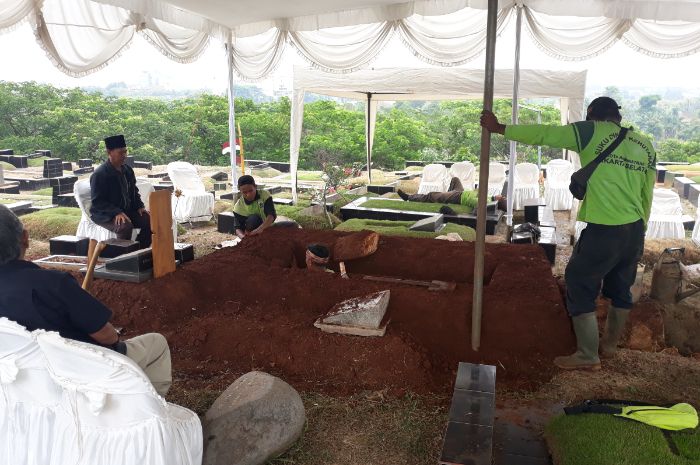 Sejumlah petugas TPU sedang menggali kubur untuk peristirahatan terakhir  istri Indro Warkop, Nita Octobijanthy.
