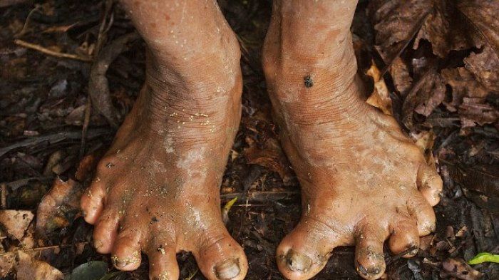 kaki dari suku Huaorani