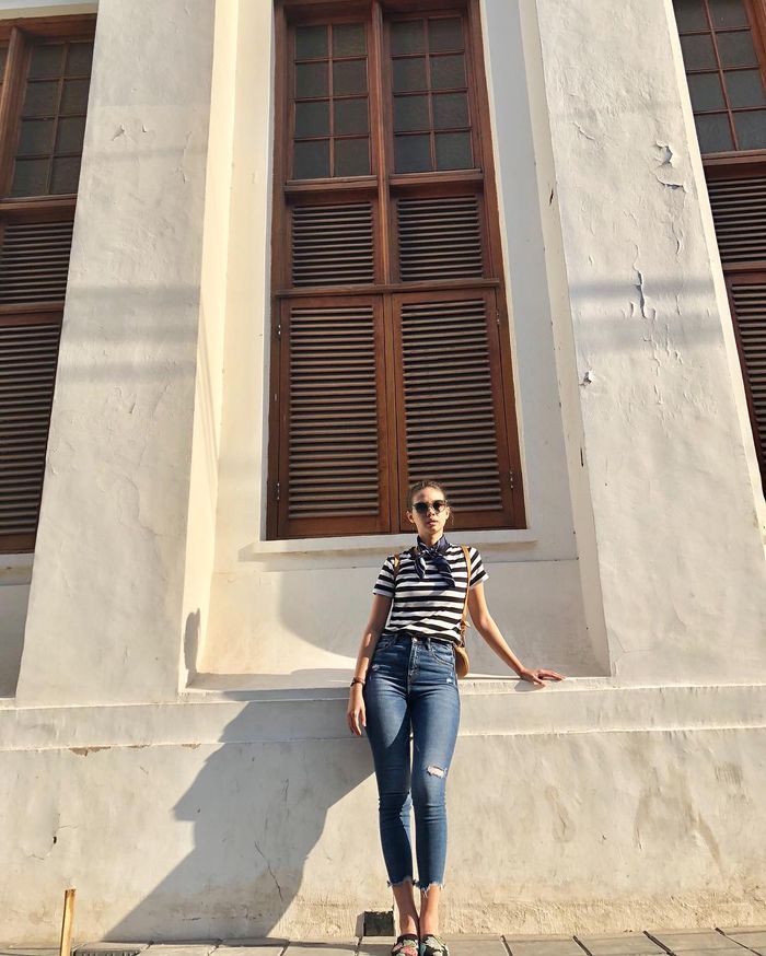 Yuki Kato tampak stunning dalam balutan stripe t-shirt dipadukan bersama skinny denim bergaya tucked