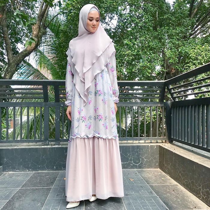 Gaya hijab Mulan Jameela dengan motif floral.