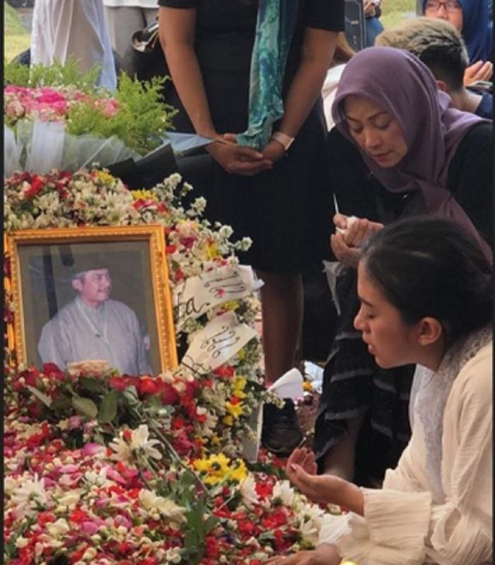 Besan Lydia Kandou Meninggal Dunia, Sang Aktris Peluk Istri Besannya dengan Mata Berkaca-kaca