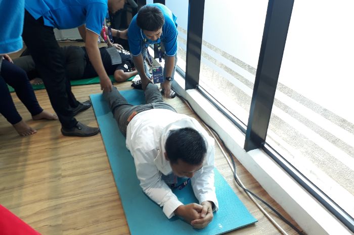 Menteri Pemuda dan Olahraga Imam Nahrawi menikmati fasilitas fasilitas pijat yang disediakan di Main Press Center