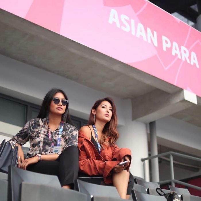 Anindya Kusuma Puteri dan Maria Selena menyaksikan pertandingan Asian Para Games 2018.